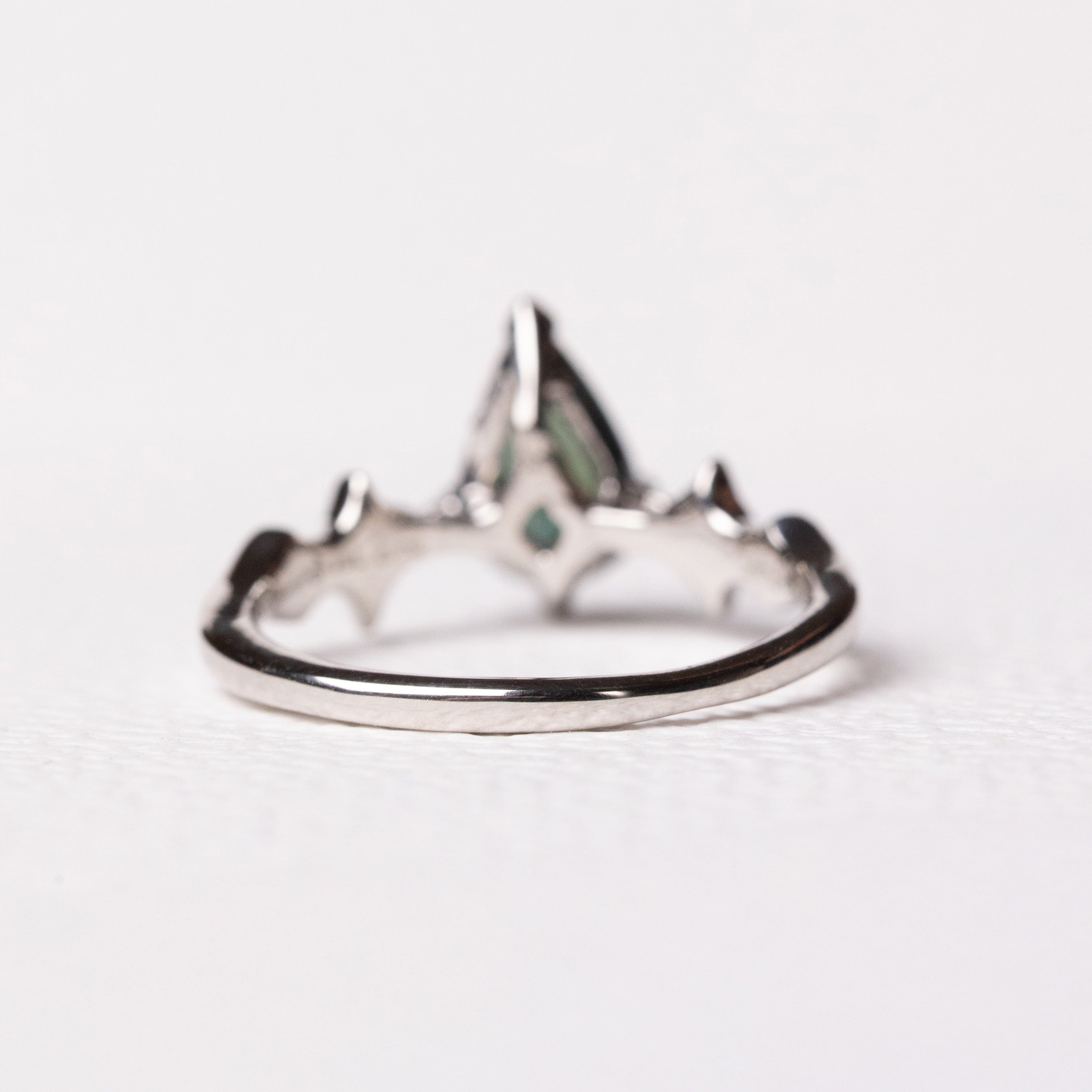 シルビー | 深緑のペアシェイプサファイアリング – ileava jewelry