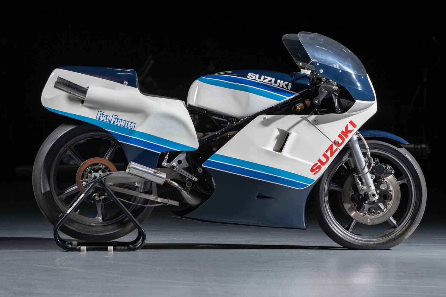 バブル世代には懐かしいカラーリング！ スズキ「RGB500」が約580万円で