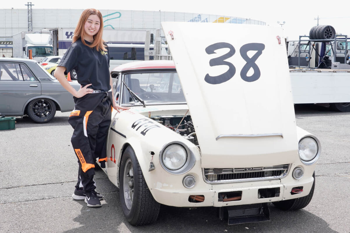 20歳女子レーサーが懐かしのダットサン「フェアレディ」で筑波を走った