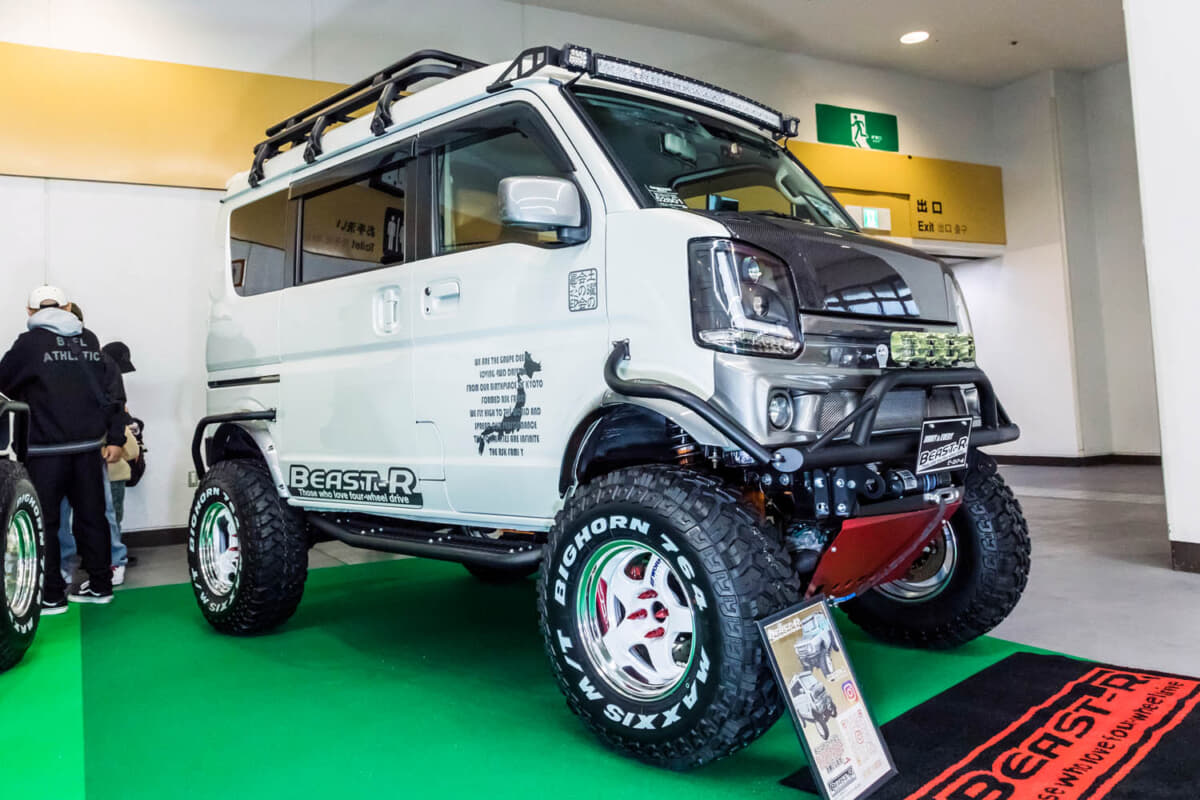 隣の「ジムニー」が小さく見えるスズキ「エブリイ」発見！ 10インチ