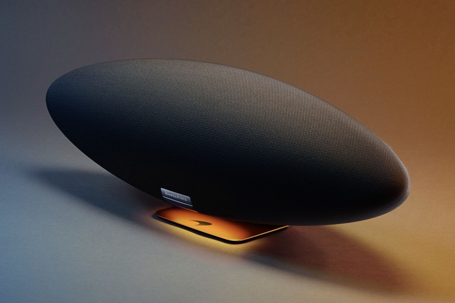 マクラーレンオレンジの飛行船「ツェッペリン」型スピーカー登場