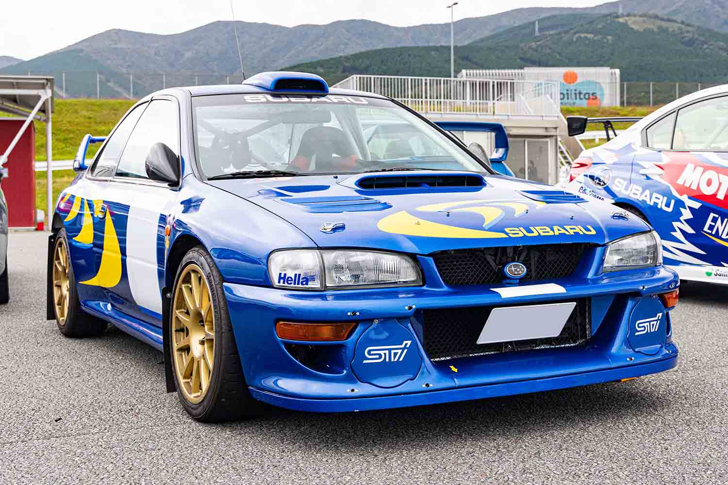 本物のWRカーであるスバル「インプレッサ」がなぜ公道を走れる