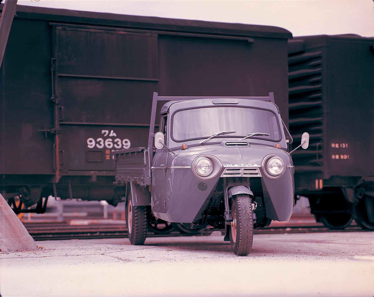 マツダのオート三輪「T2000」が蘇った！ マツダを支える地元企業と販売