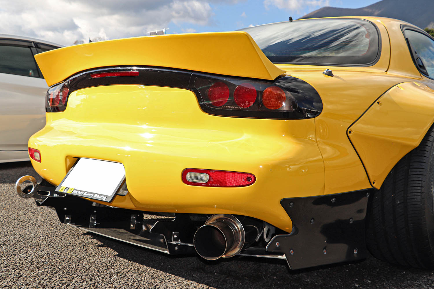 マツダ「RX−7」をビス留めオバフェンで迫力アップ！ ロケットバニー