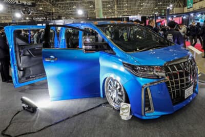 全長6メートル!! トヨタ「アルファード」を「ハイラックス」のパネルを