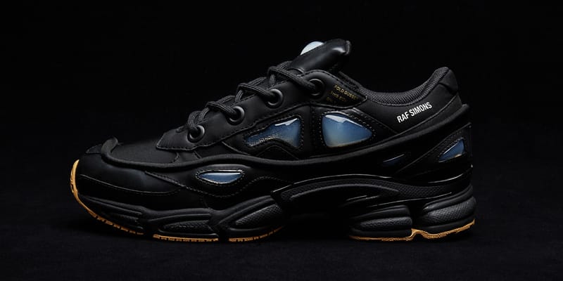 アディダス バイ ラフ シモンズのタッグよりブラックカラーの Ozweego