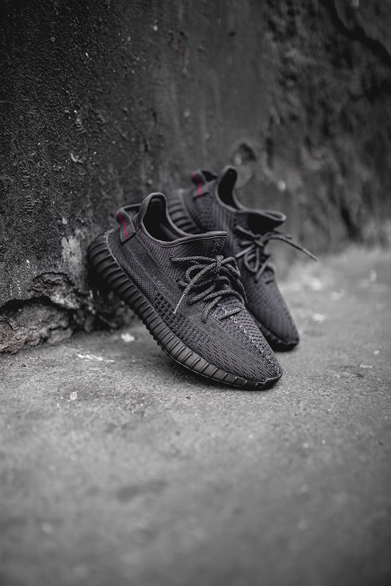 イージーブースト 350 V2 “Triple Black”の実物画像が公開 | Hypebeast.JP