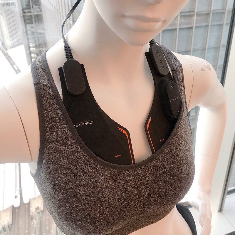 服を着たままでOK。フリーハンドで使える胸用SIXPADで上向きバストも夢