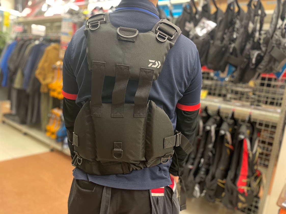 オススメ】ダイワ「DF-4023 タクティカルロックショアベスト」 | 釣具