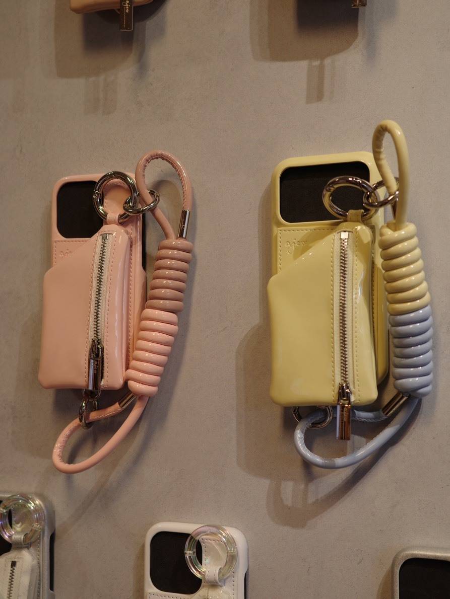 ちょっとそこまでならスマホ一つで！ポケット付きが便利「ajew」の