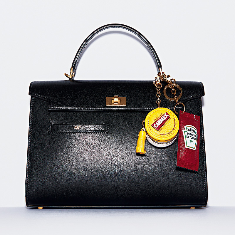 アニヤ・ハインドマーチ】新名品バッグは“チャーム盛り”でポップに持ち