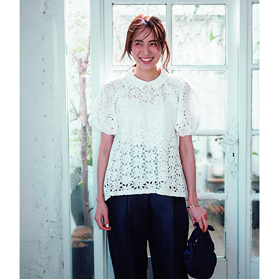 INせず着られる「衿付きレースブラウス」で夏もカジュアルすぎない | VERY