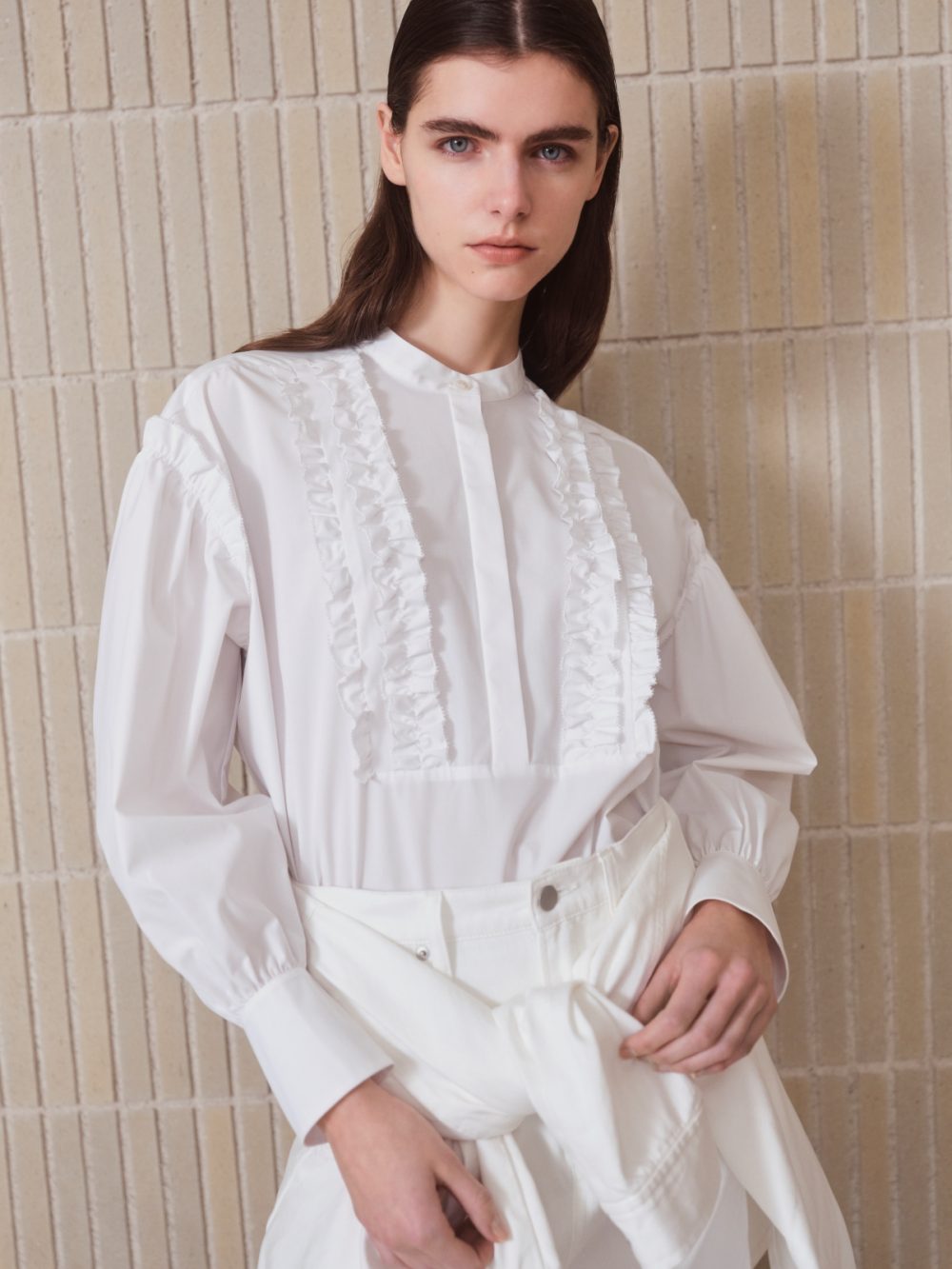 セオリーリュクスから春の新作【レフ板ブラウス】が発売！ | VERY