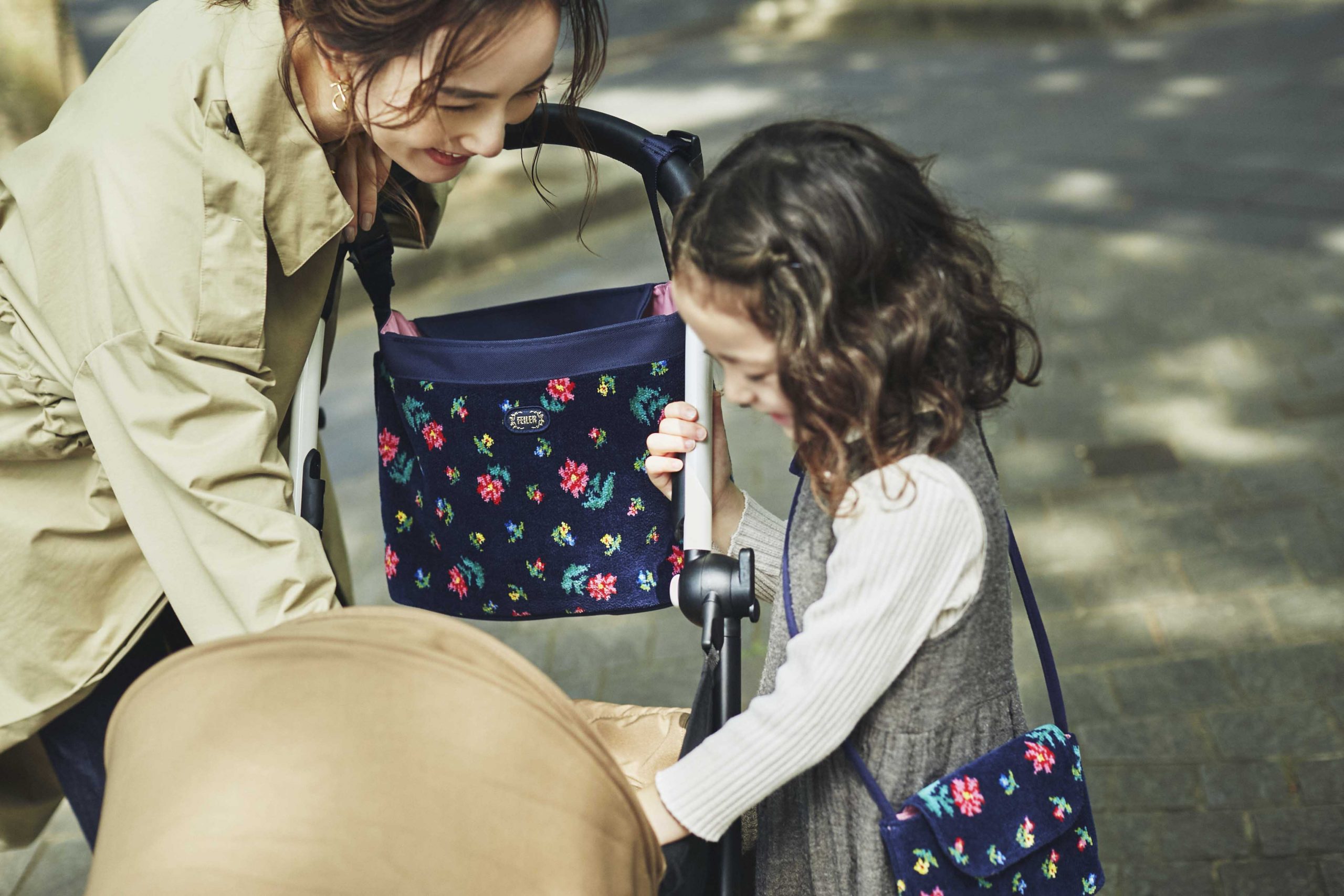 そのまま出かけられる！大容量ベビーカーバッグが便利すぎ | VERY