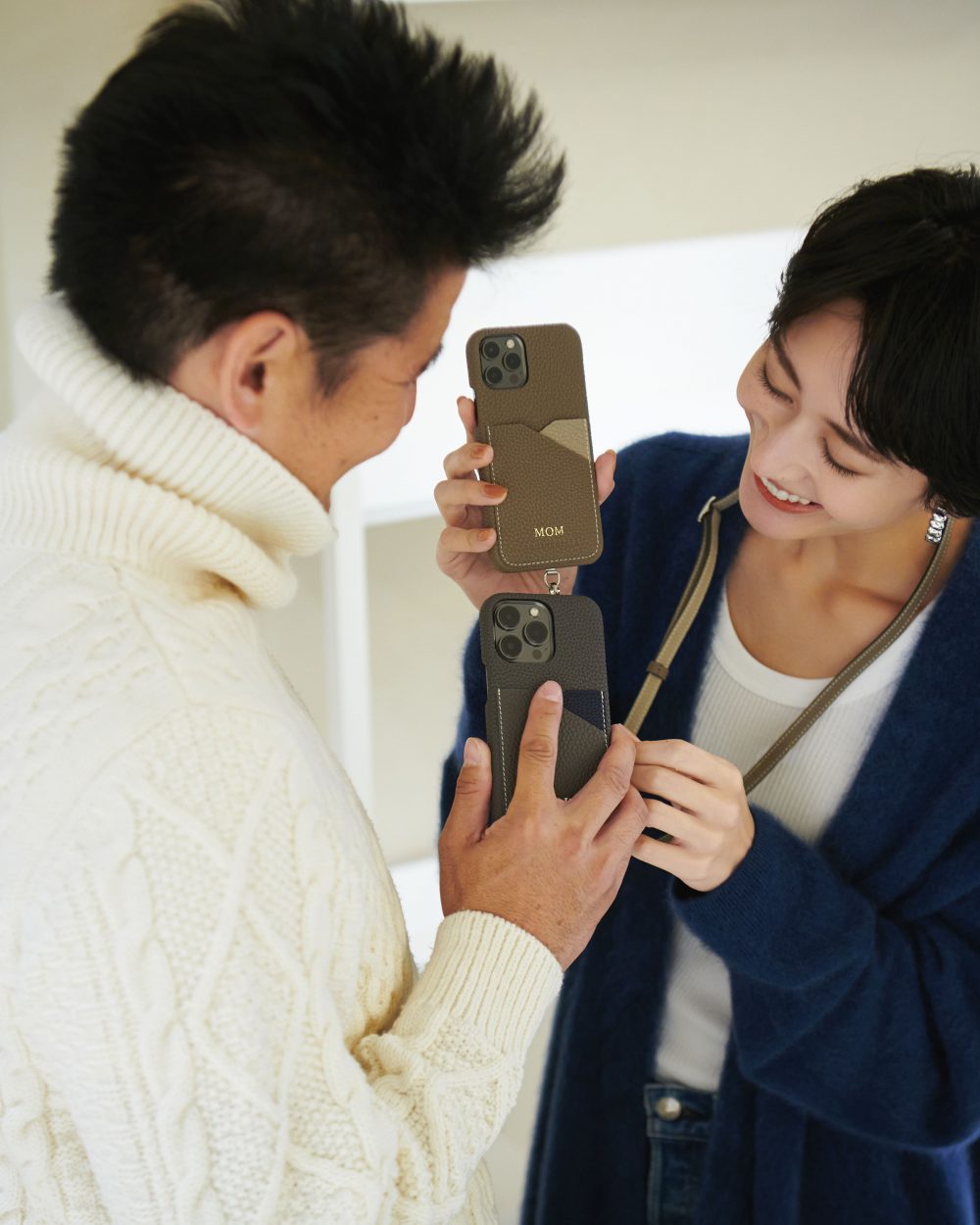 神山夫婦共演♡人気急上昇中のスマホケース＆上質レザーグッズ | VERY