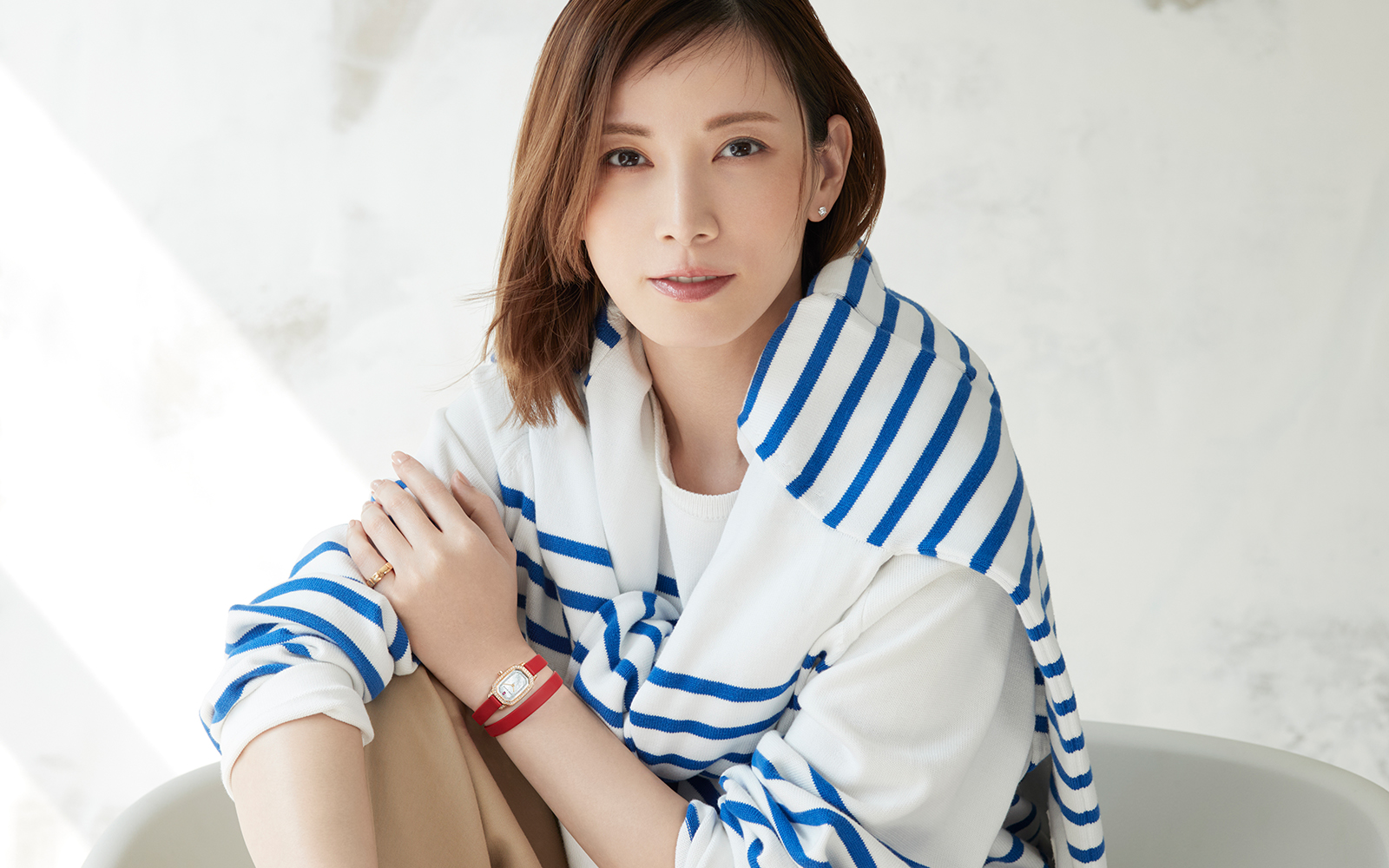 加藤あいさんの“ジュエリーウォッチ”が主役のお手本スタイル | VERY NaVY