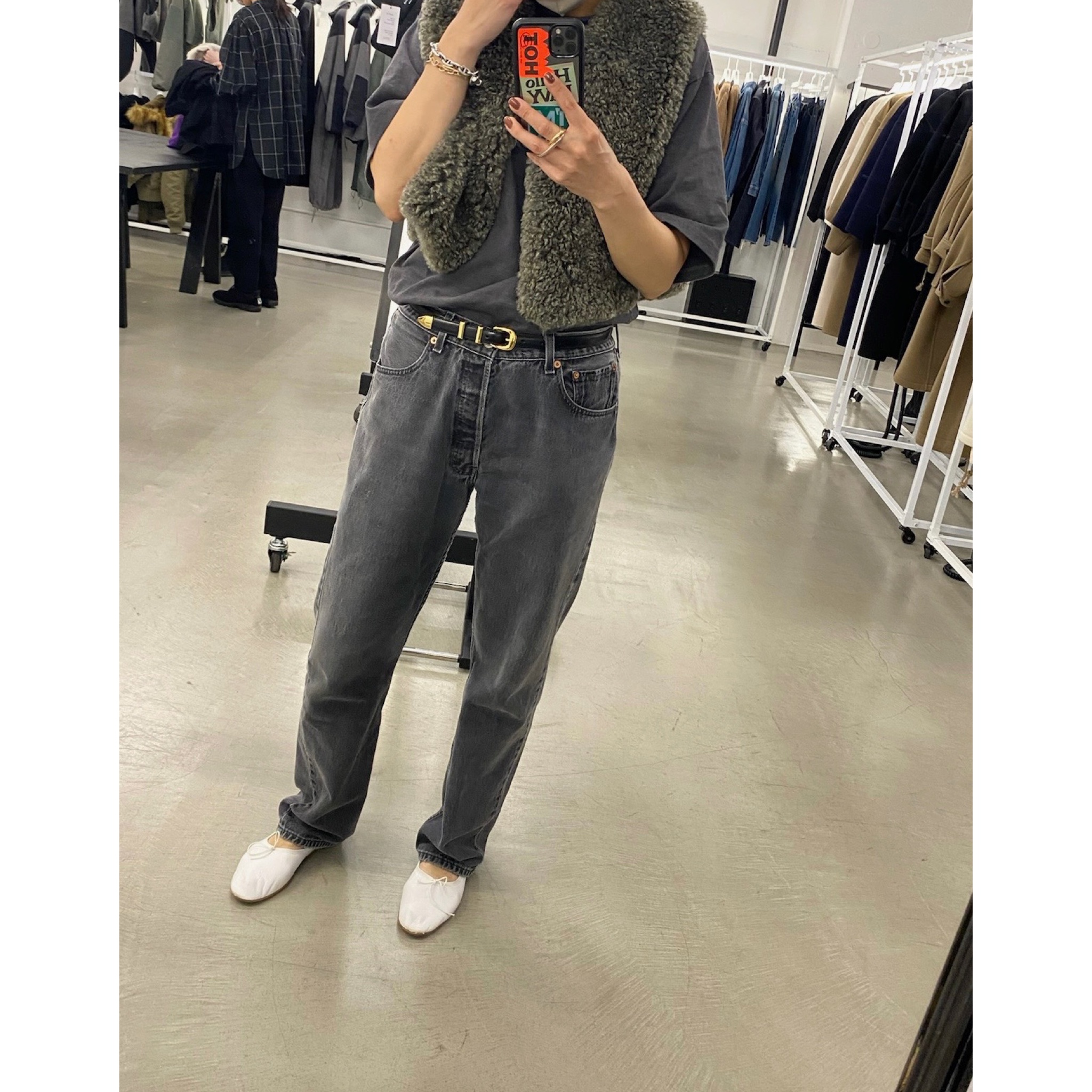 デニムの刷新に「セリーヌのベルト2本」が役立つ理由 【VERYNaVY編集者