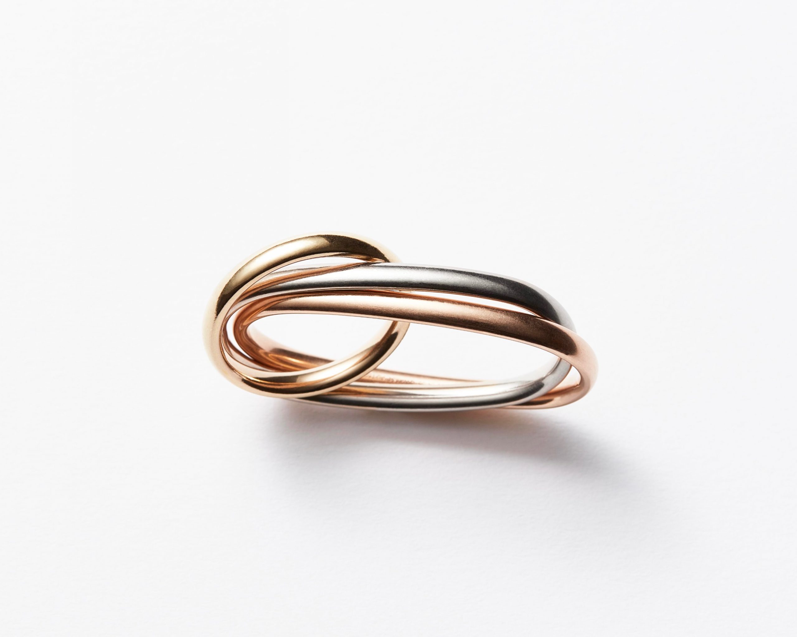 ダブルリング】カルティエ限定トリニティで夏の手元が整う【VERYNaVY