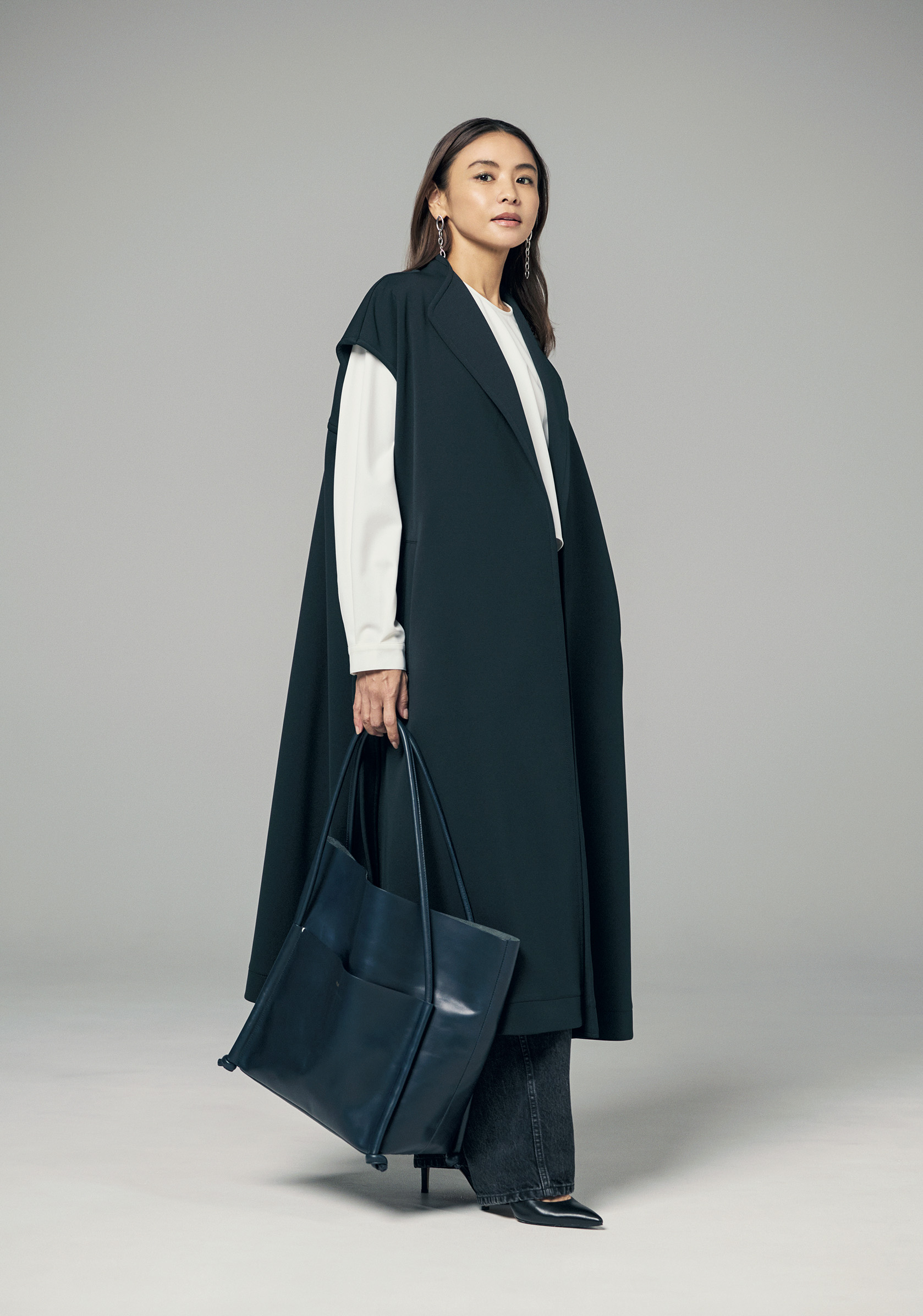 滝沢眞規子さん的、シンプルリッチな最新コーデ | VERY NaVY