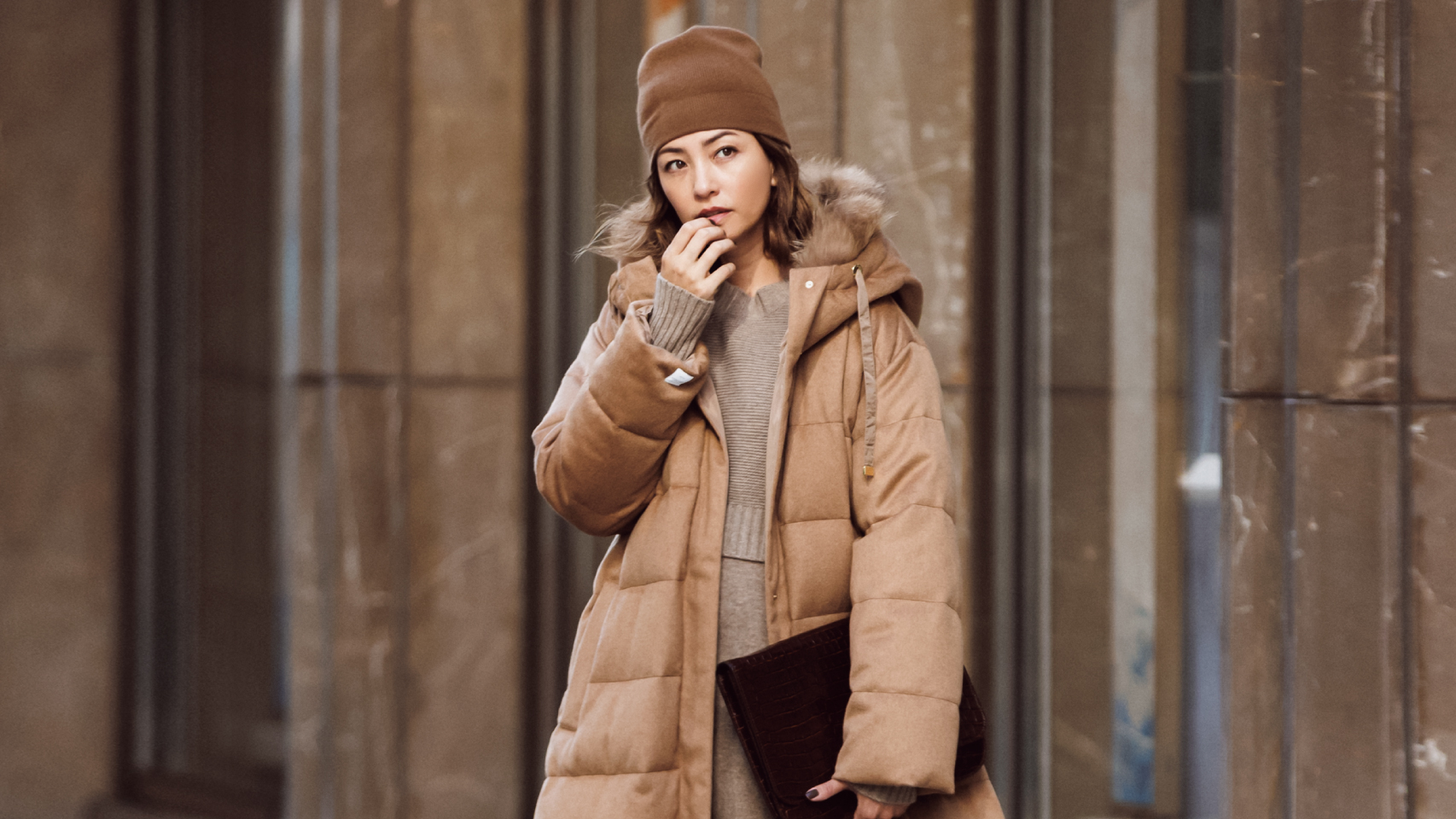 マックスマーラとヘルノに注目】大人のダウンに“ベージュ”をおすすめ