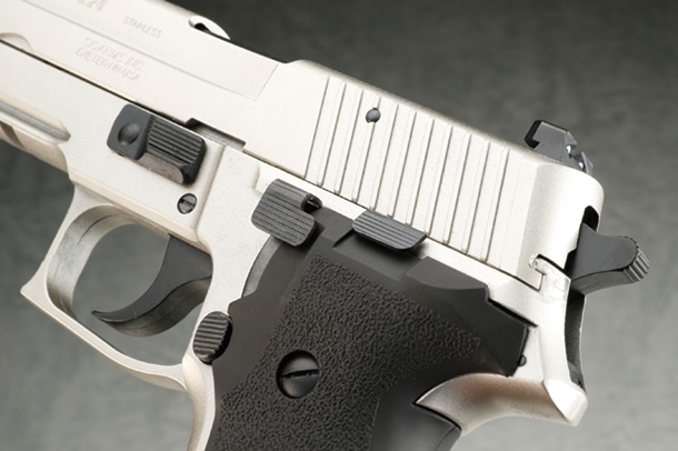 シリーズ初のシルバーモデルが登場「タナカ SIG P226レールドフレーム