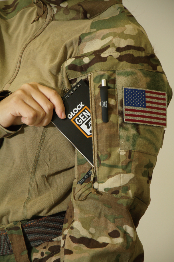 女性職員向けのコンバットシャツ＆パンツ「CRYE PRECISION G4 FEMALE