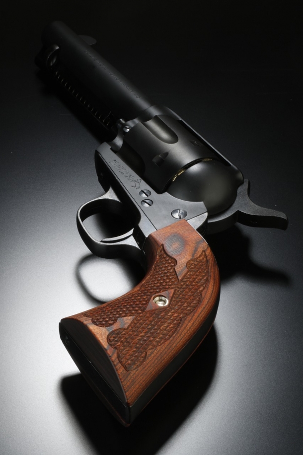 最高級の握り心地を実現したSAA用木製グリップ「タナカ ペガサス2