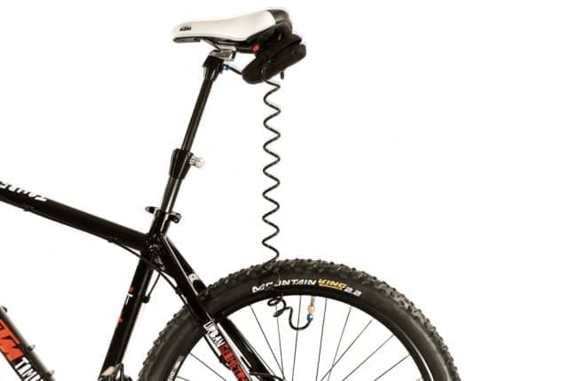 サドルを上下させると、タイヤに空気が入る ― エアポンプ機能付きの