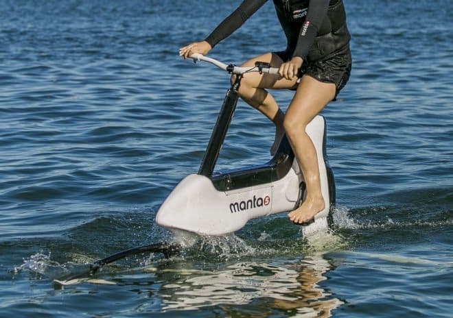 水の上をサイクリング ― 電動アシスト水中翼バイク、Manta5「XE-1