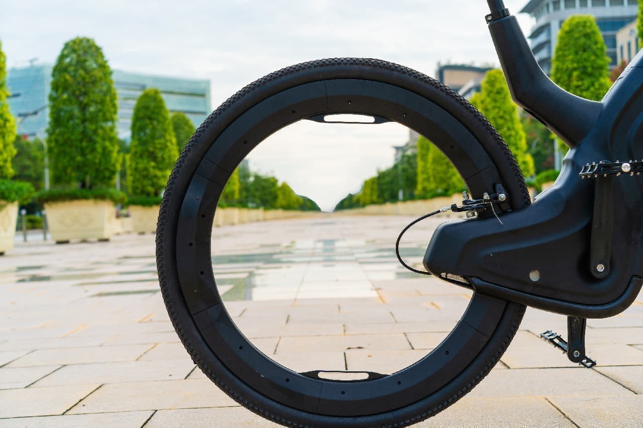 ホイール内には荷物を載せる ― スポークもハブも無いE-bike「Reevo