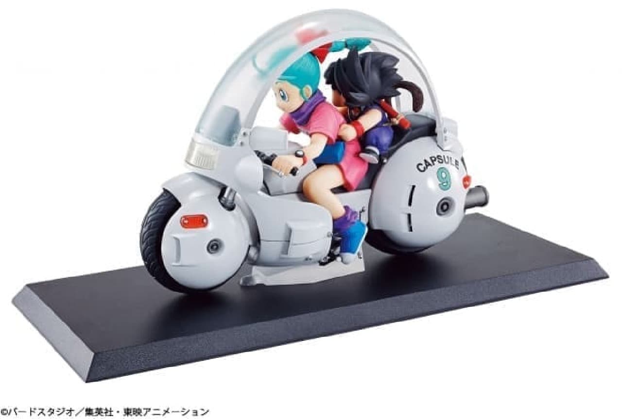 孫悟空とブルマを机の上に―ドラゴンボール第一話の扉絵を再現した