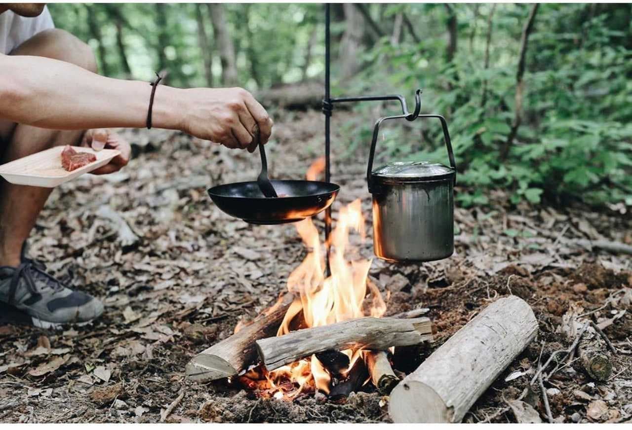 地面に差すだけ！キャンプ用焚き火調理台「Pan Mini Fire Anchor