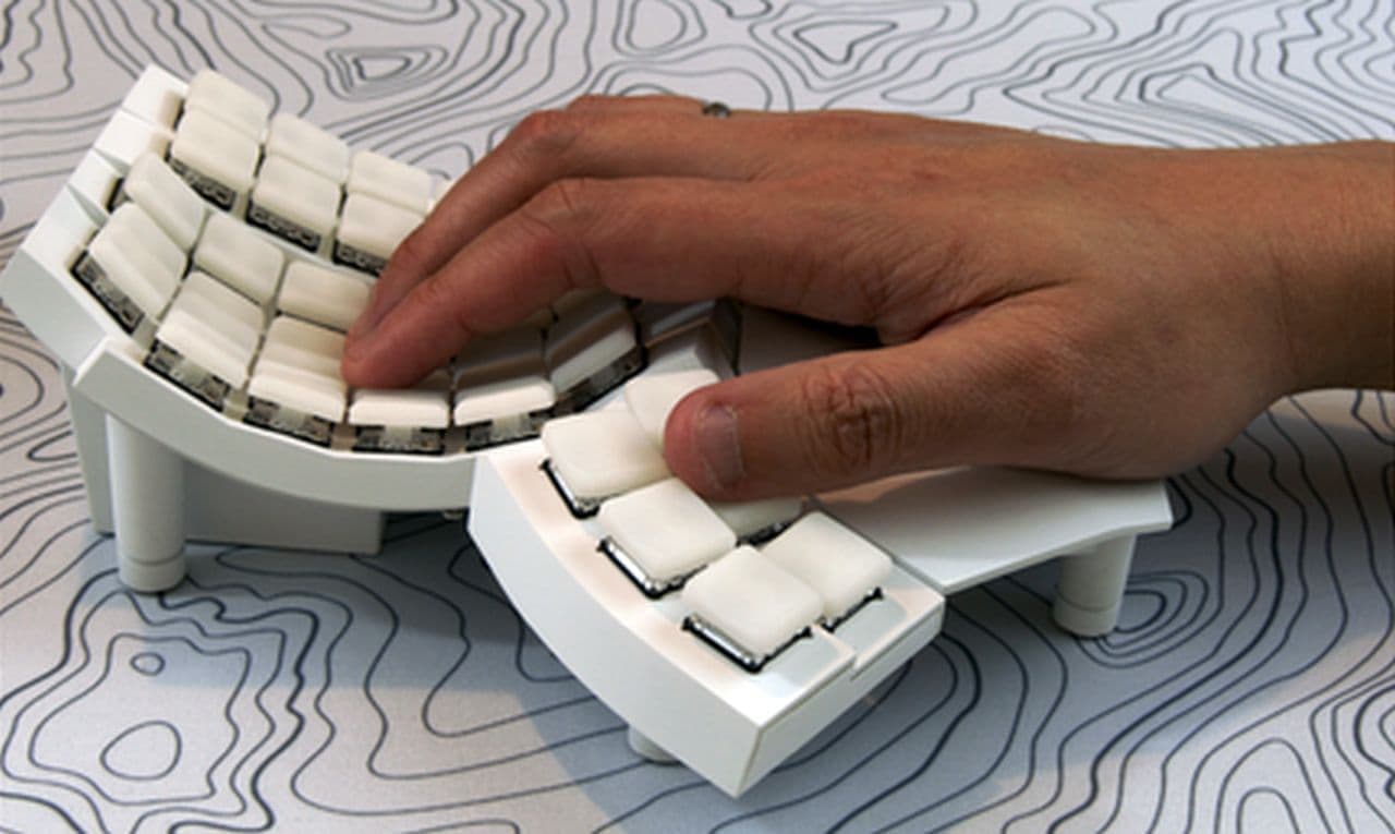 ShiftもCtrlも親指で！人の手に合わせてデザインされた手袋みたいな