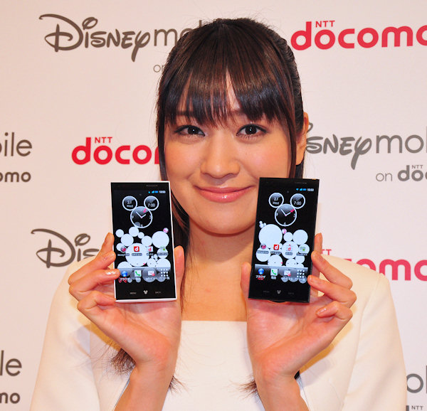 写真で解説する「Disney Mobile on docomo P-05D」（1/2 ページ