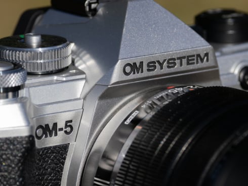 OM SYSTEMロゴの「OM-5」登場 ちょっと地味だけど基本性能の高い手頃な