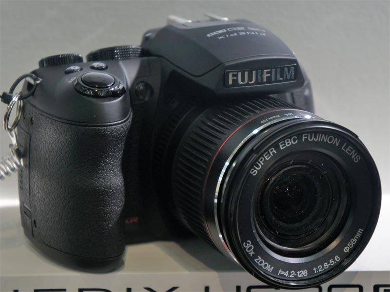 EXR CMOS」に30倍ズーム、8コマ／秒の高速連写も可能「FinePix HS20EXR