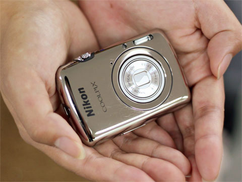 手のひらに収まる、96グラムの本格派「COOLPIX S01」 - ITmedia NEWS