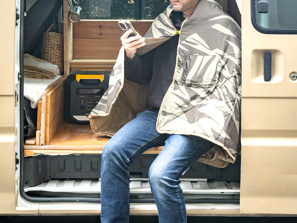 アウトドア用「電気毛布」が【冬の車中泊】で大活躍！ 大きくて