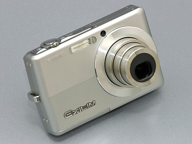 電池切れや失敗写真の心配いらず――カシオ「EXILIM ZOOM EX-Z500