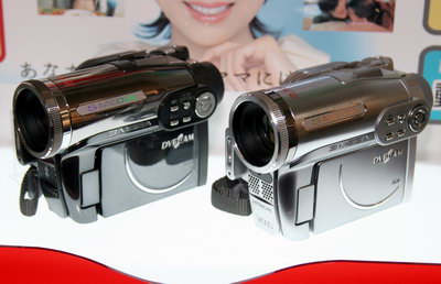 1秒ですぐ撮れる“秒撮”DVDビデオカメラ――日立、新DVDカムWooo（1/2