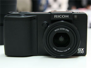 リコー、高画質化した広角24ミリ“こだわり”デジカメ「GX200