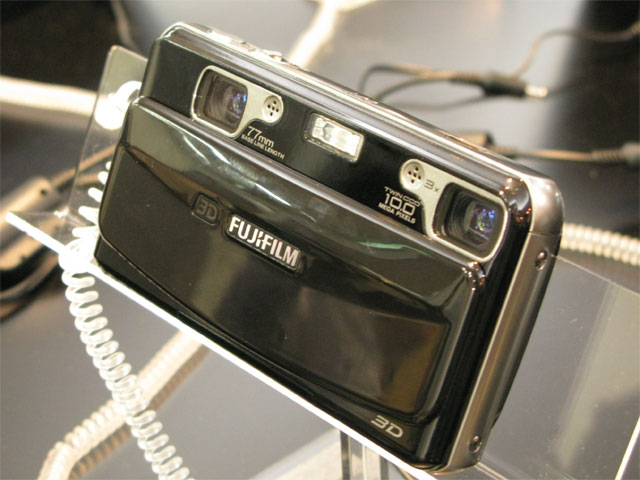 裸眼で3Dを楽しめるデジカメ「FinePix REAL 3D W1」、登場 - ITmedia NEWS