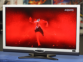 新人女性記者、“LED AQUOS”SE1の省エネ機能に驚く（1/2 ページ