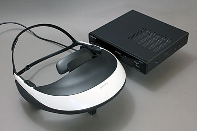 映画館並みの迫力」は本当か！？ ソニー「HMZ-T1」を体験（1/2 ページ