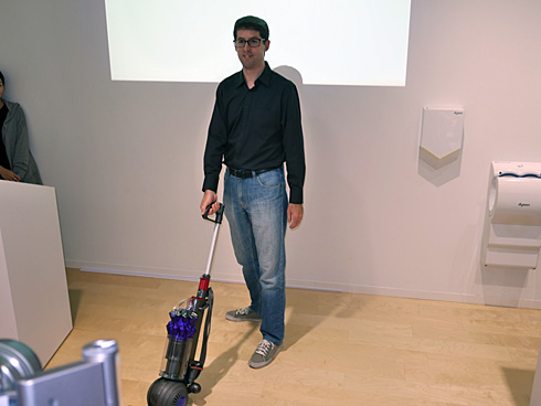 これ、業務用でしょ？ そんな常識を覆すダイソンのアップライト型掃除