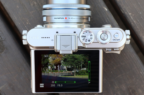 最強の“自撮り”ミラーレス!? カッコ良く進化したオリンパス 「PEN E