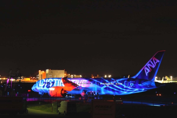 ANA特別塗装のボーイング787初号機が羽田に到着：秋本俊二の“飛行機と