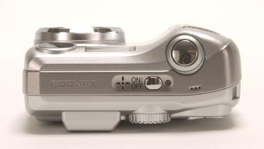 初心者にも使いやすい320万画素3倍ズーム機――ニコン COOLPIX 3200（1/3