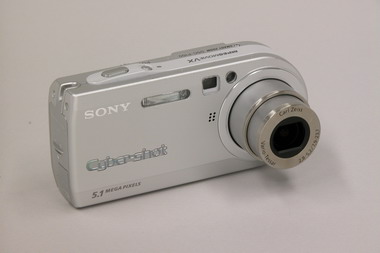 高速な動作とバッテリー持続時間を伸ばした510万画素デジカメ――ソニー