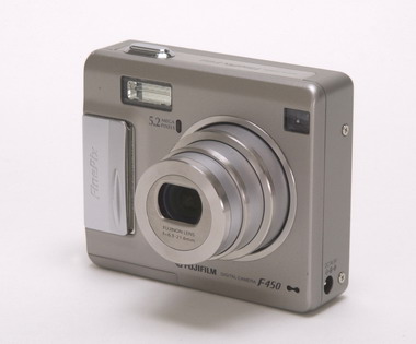 持ちやすい小型なスクエアボディの520万画素機――FinePix F450（1/3